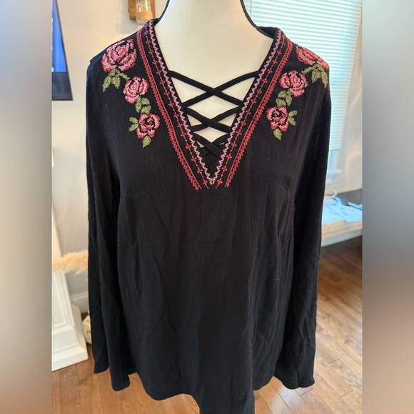 Black Top with Floral Embroidery giving Johnny Was vibes - Picture 1 of 5
